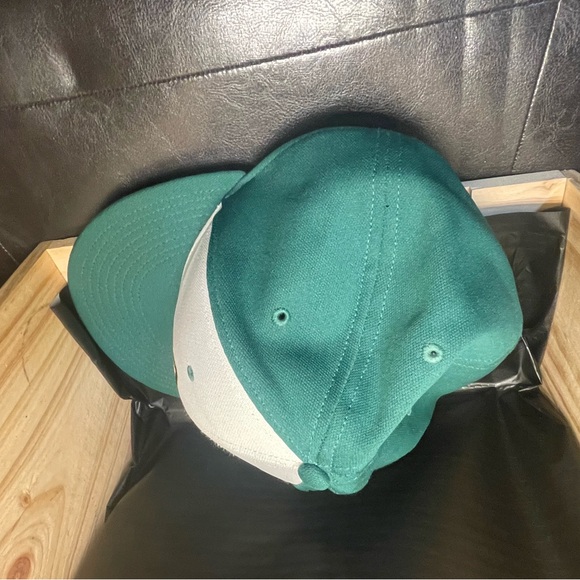 Green and white sports ball cap fitted - Picture 5 of 7
